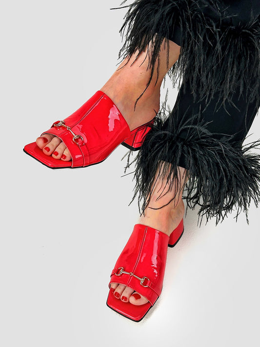 «Гарячі» лаковані сабо