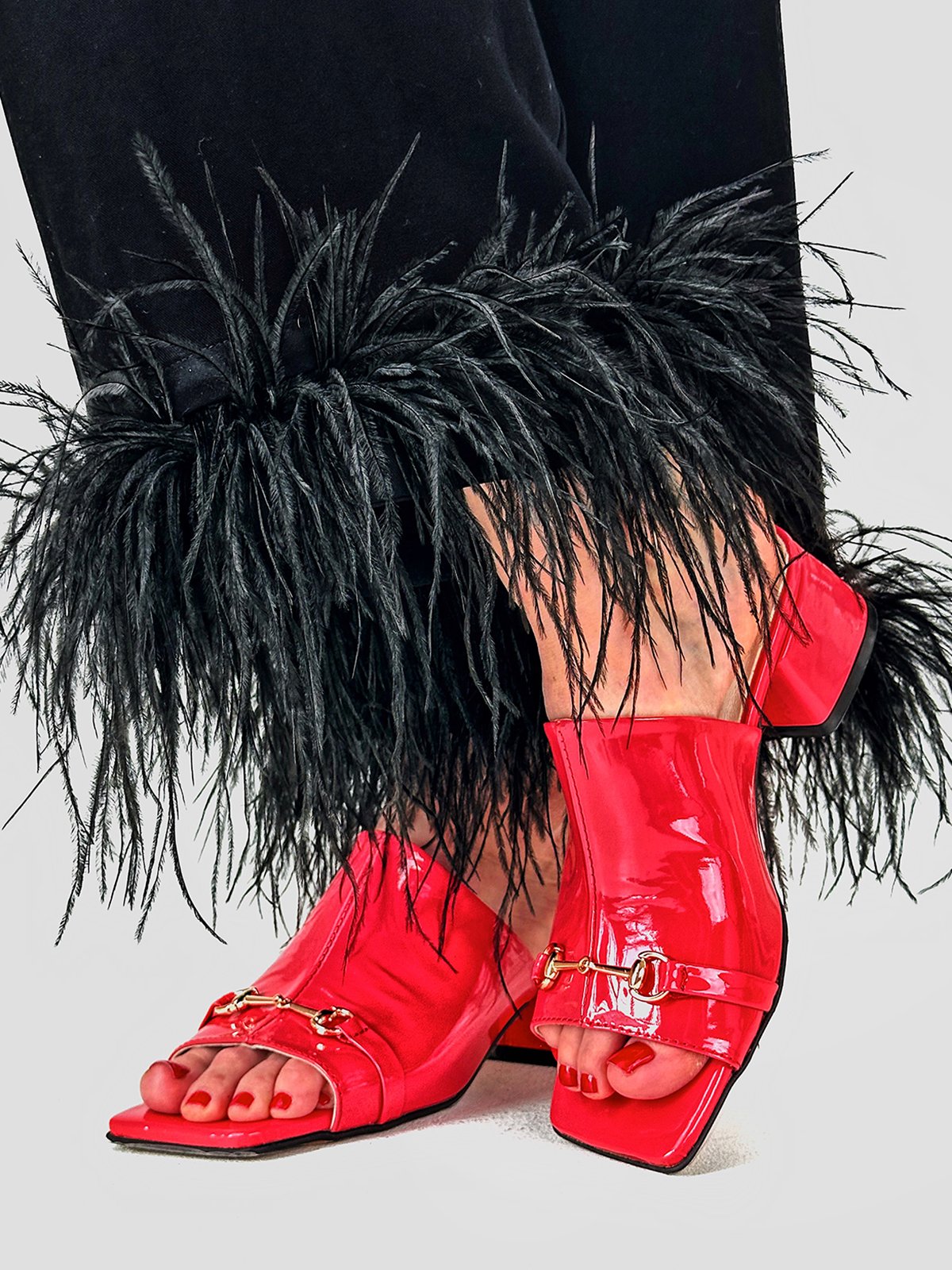 «Гарячі» лаковані сабо