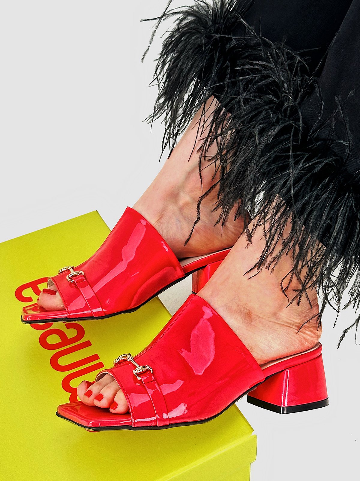 «Гарячі» лаковані сабо