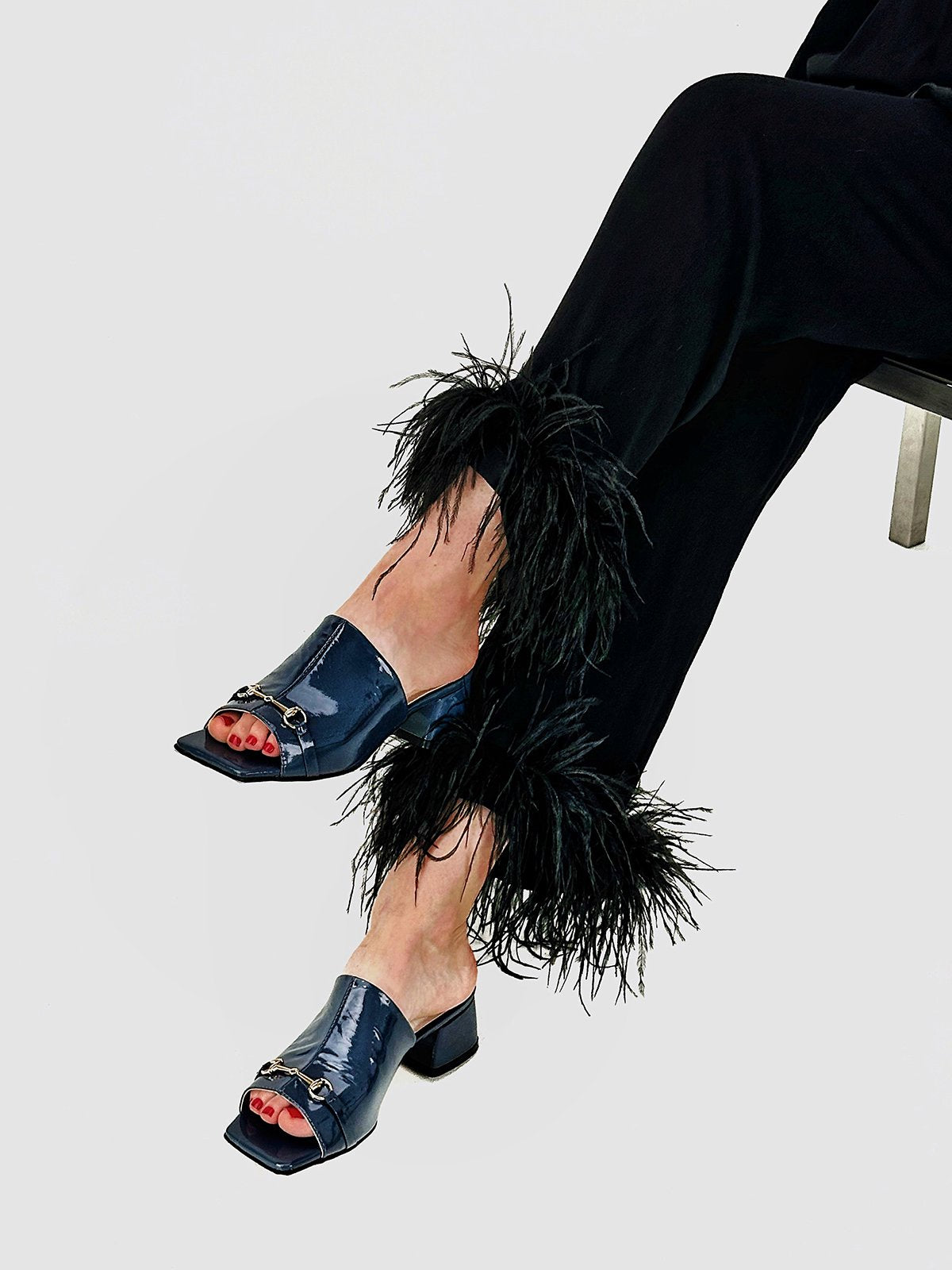 «Гарячі» лаковані сабо