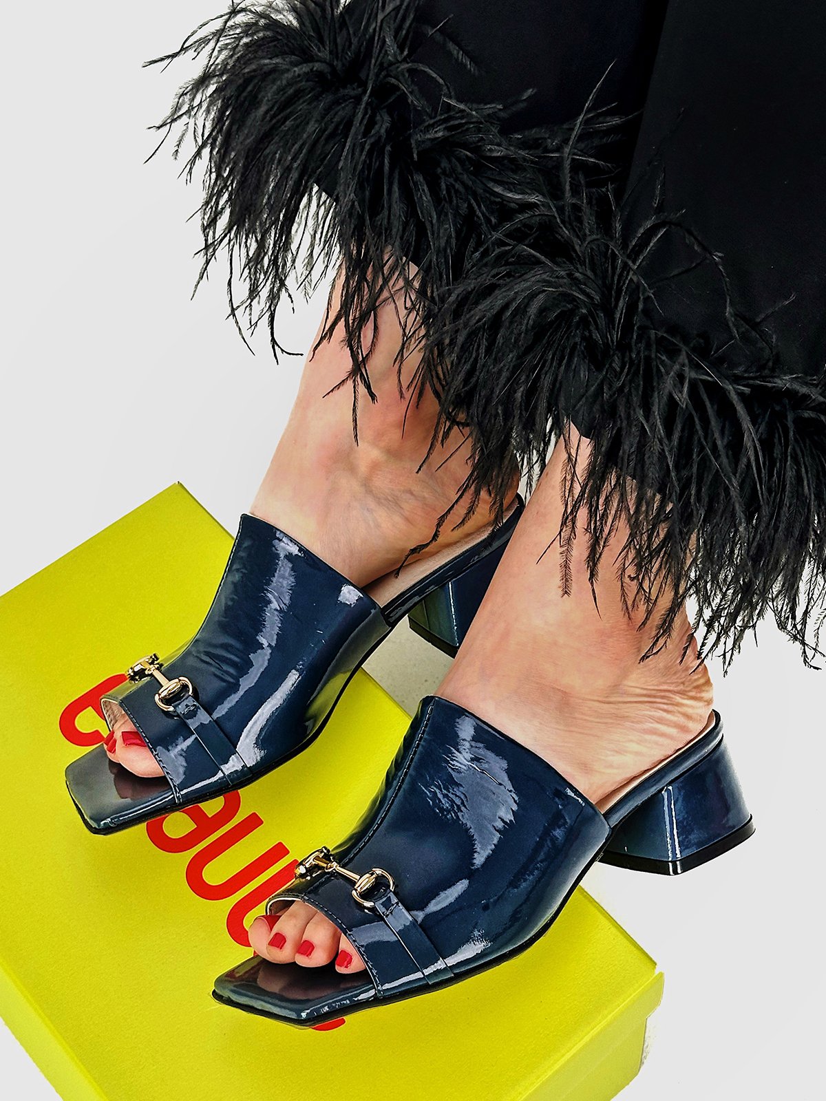 «Гарячі» лаковані сабо