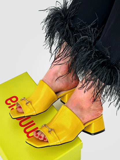 «Гарячі» лаковані сабо