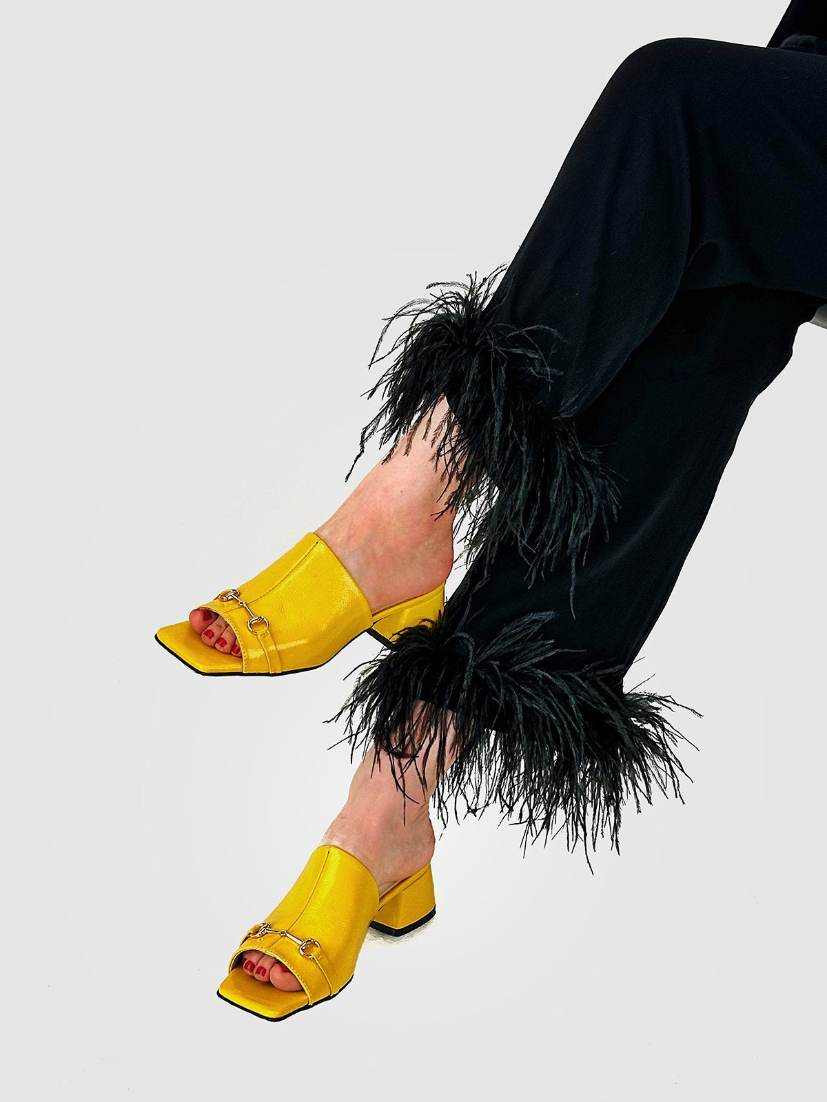 «Гарячі» лаковані сабо