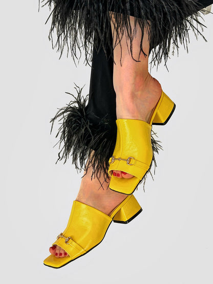 «Гарячі» лаковані сабо