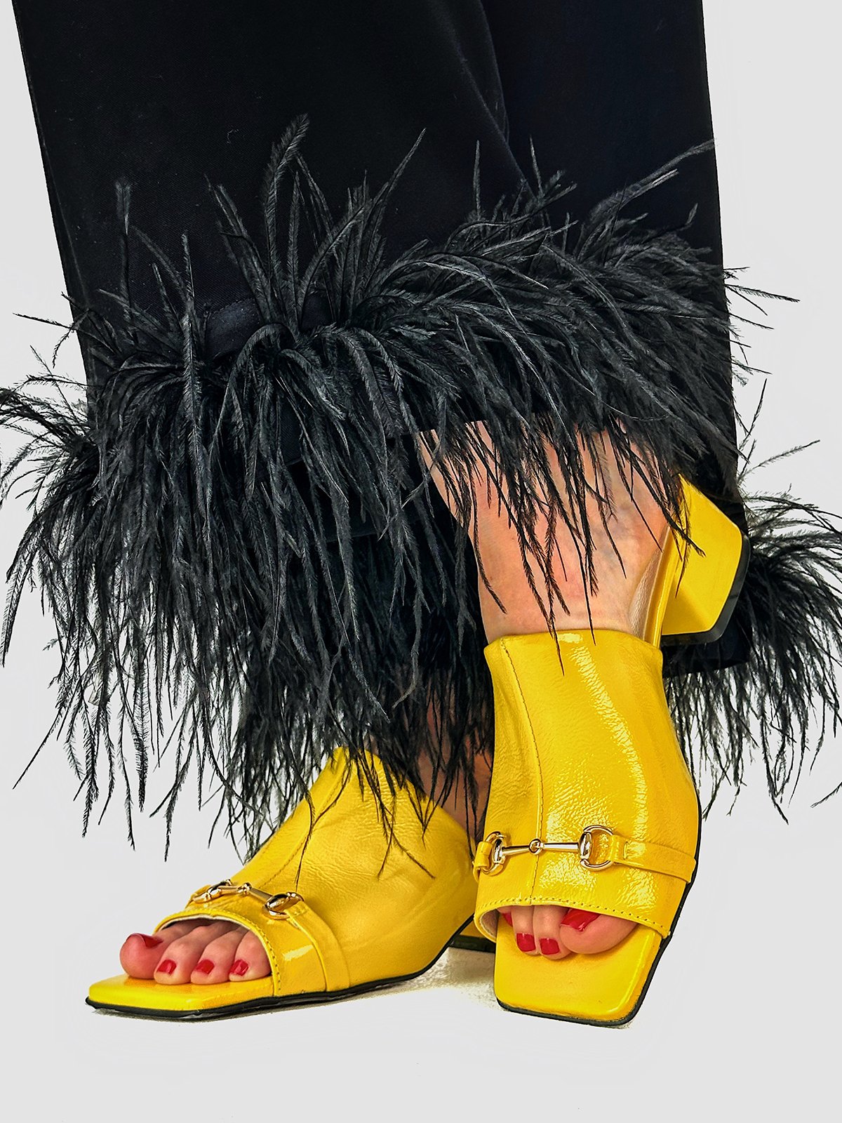 «Гарячі» лаковані сабо