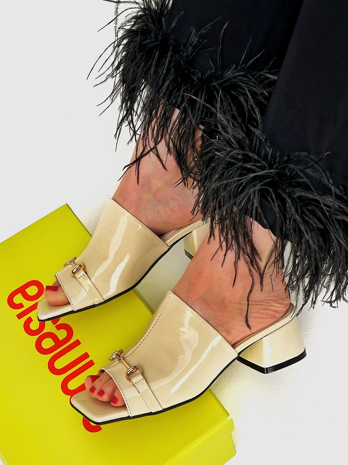 «Гарячі» лаковані сабо