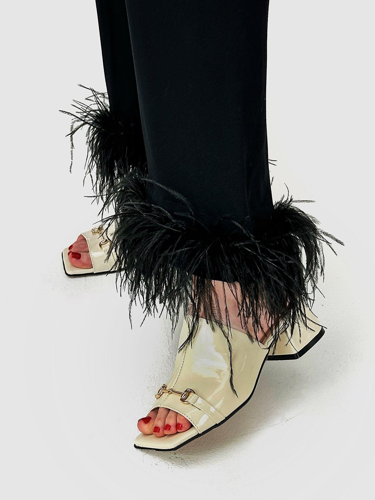 «Гарячі» лаковані сабо