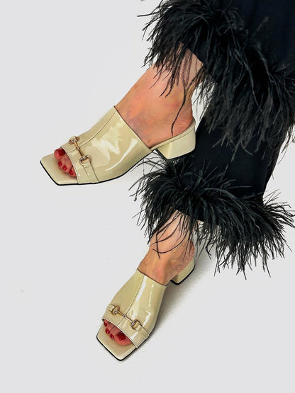 «Гарячі» лаковані сабо