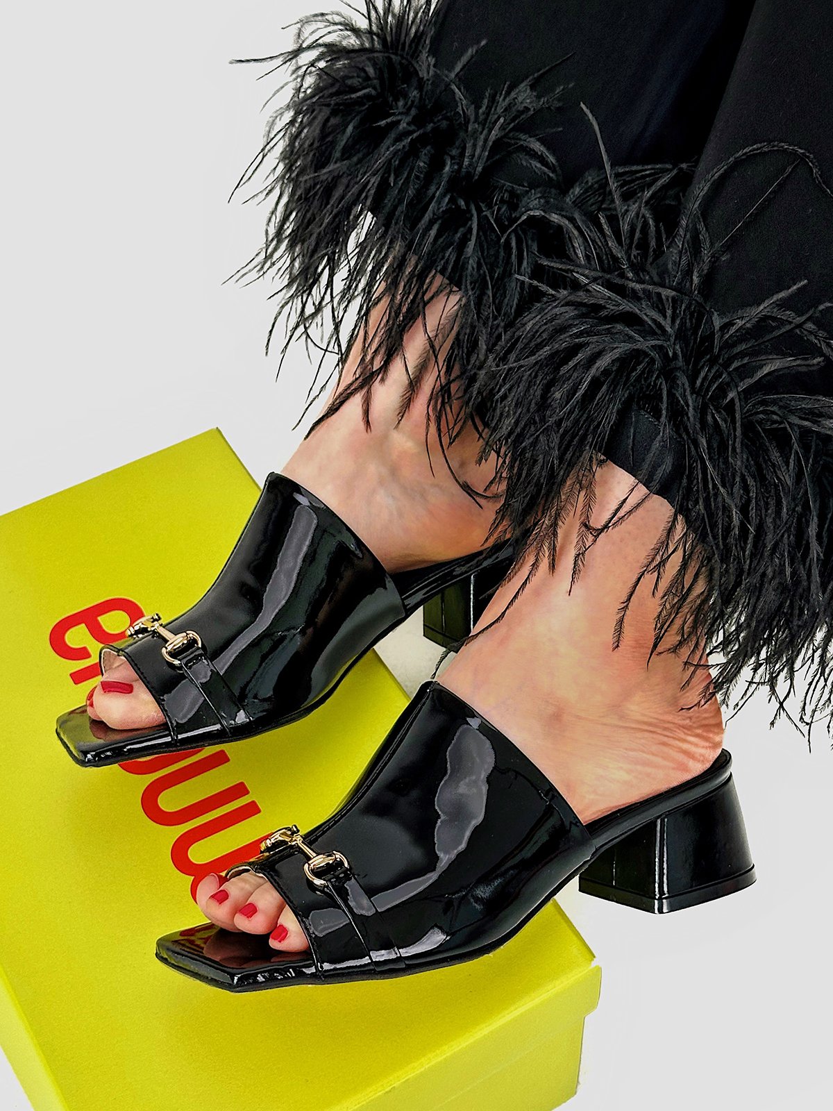 «Гарячі» лаковані сабо